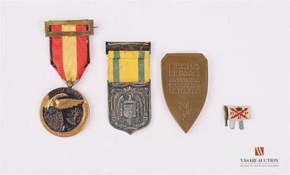 Ensemble de trois décorations: Franco 18...