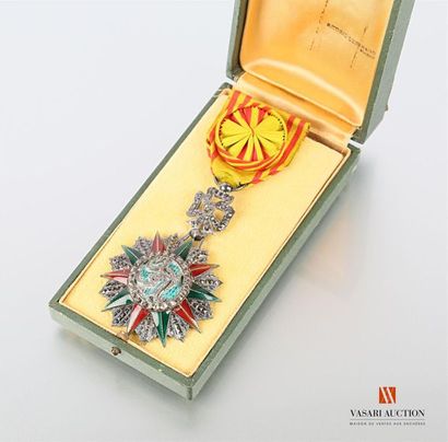 Ordres et décorations : Ordre du Nichan Iftikhar,...