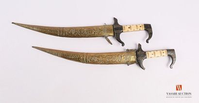 Paire de sabres, lame légèrement courbe de...