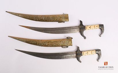 Paire de sabres, lame légèrement courbe de...