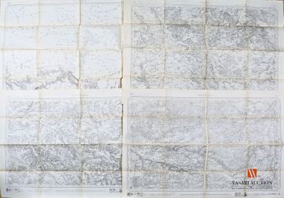 4 cartes militaires de différentes dimensions,...