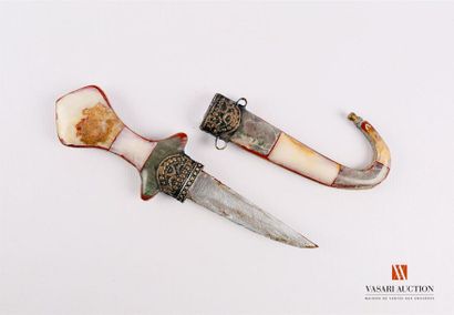 Poignard oriental en métal doré repoussé...