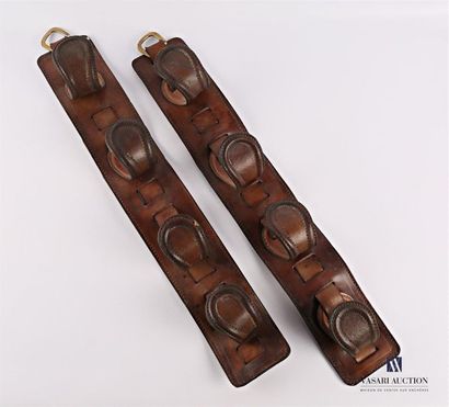 Paire de porte-fusils en cuir à quatre patères,...