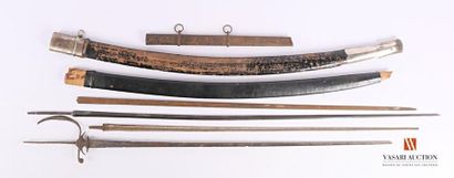 Ensemble de pièces détachées d'armes blanche,...