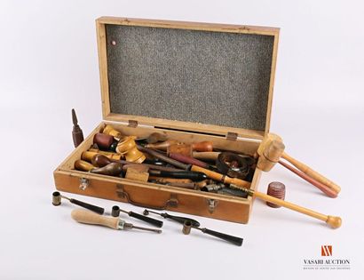 Mallette (45 x 27 x 9 cm) contenant un ensemble...