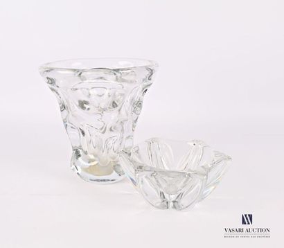 DAUM France
Moulded crystal ashtray decorated...