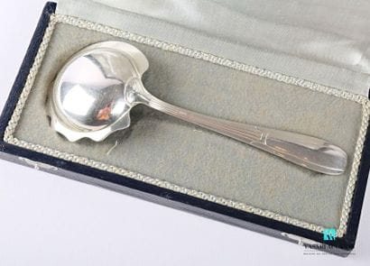 Cream ladle in silver plated metal, the handle...