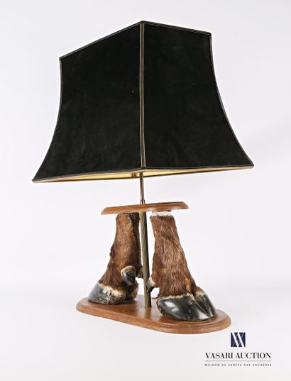 Pied de lampe posant sur une base ovale à...