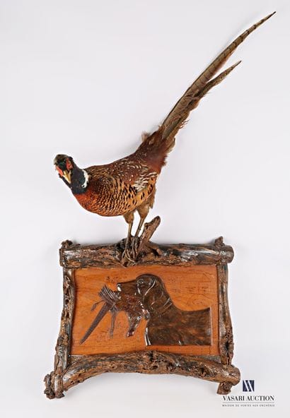 Cadre en bois sculpté et gravé figurant un...