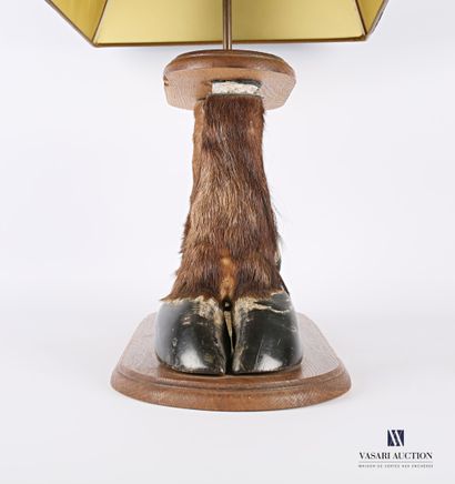 Pied de lampe posant sur une base ovale à...