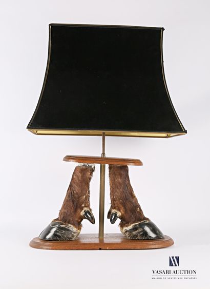 Pied de lampe posant sur une base ovale à...