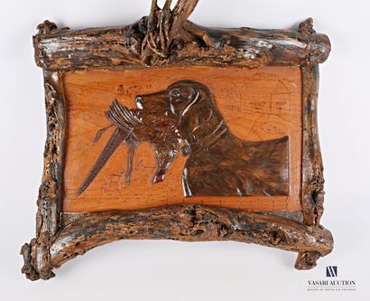 Cadre en bois sculpté et gravé figurant un...