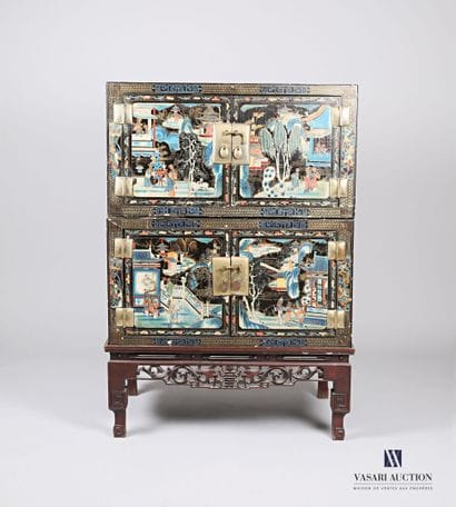 Paire de cabinets en bois laqué à décor en...