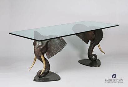 Table, les montants en bronze à patine brune...