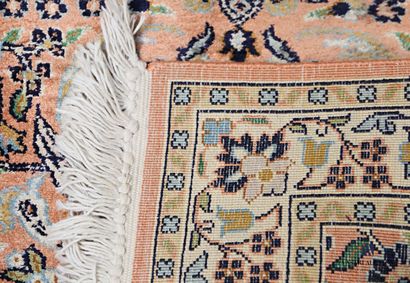 KASHMIR

Cotton and silk carpet with foliage...