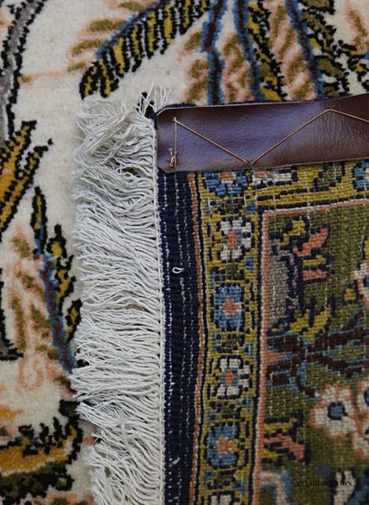 PERSE 

Wool carpet with animals and flowering...