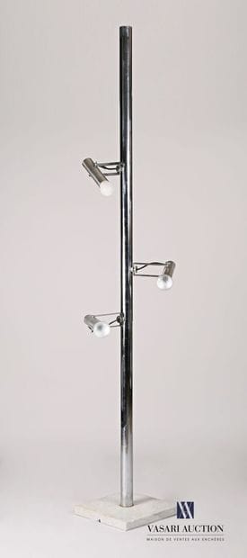 Lampadaire posant sur une base en marbre...