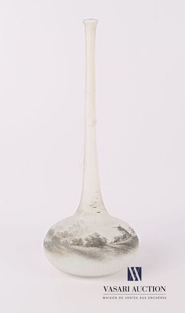 DAUM - Nancy

Vase soliflore en verre givré...