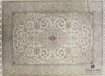 HEREKE

Silk carpet decorated with birds...