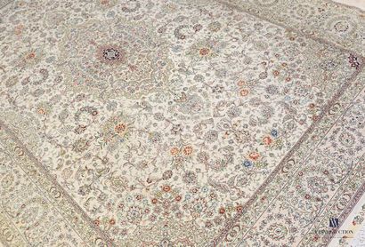 HEREKE

Silk carpet decorated with birds...