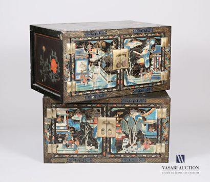 Paire de cabinets en bois laqué à décor en...
