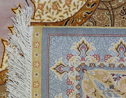 HEREKE

Silk carpet decorated with a large...