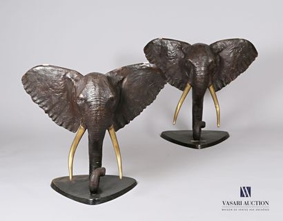 Table, les montants en bronze à patine brune...
