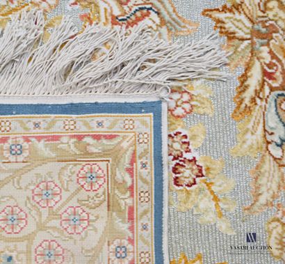 HEREKE

Silk carpet with a decoration in...