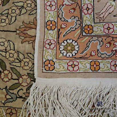 PERSE

Silk carpet decorated with a flowerpot...