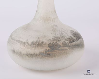DAUM - Nancy

Vase soliflore en verre givré...