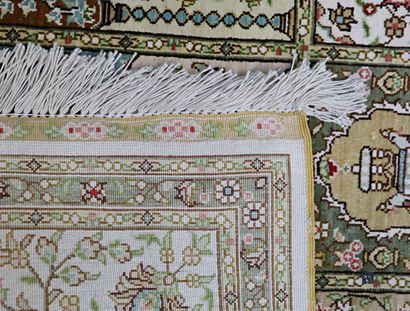 PERSE 

Silk carpet decorated with 30 compartments...
