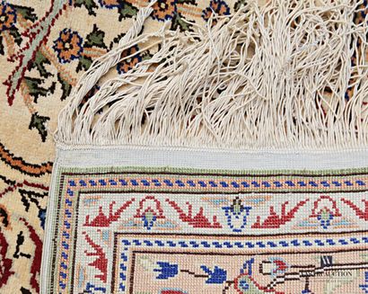 PERSE 

Silk carpet decorated in its center...
