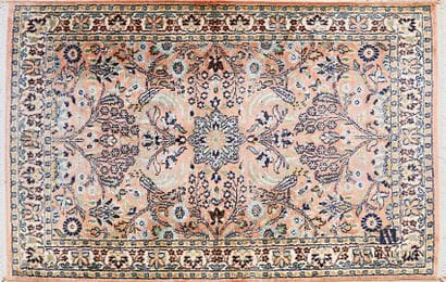 KASHMIR

Cotton and silk carpet with foliage...