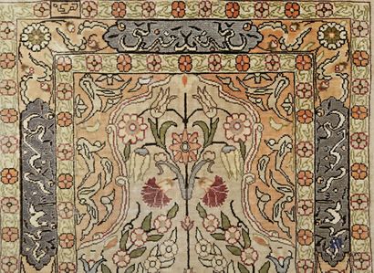 PERSE

Silk carpet decorated with a flowerpot...