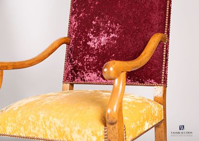 Pair of armchairs in natural wood, the straight...
