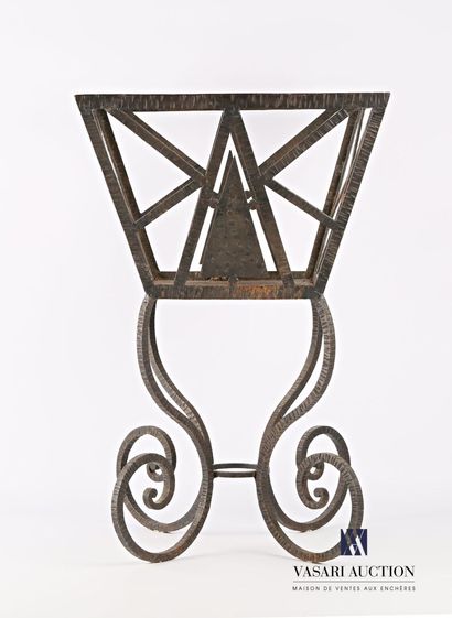 Jardinière en fer forgé sa partie supérieure...