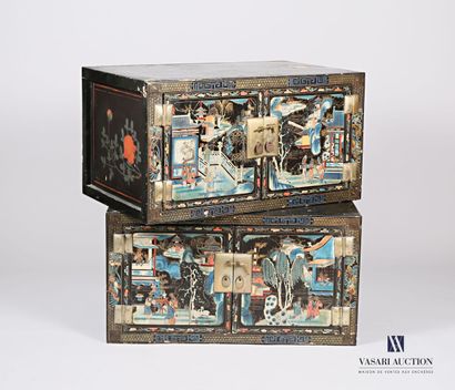 Paire de cabinets en bois laqué à décor en...