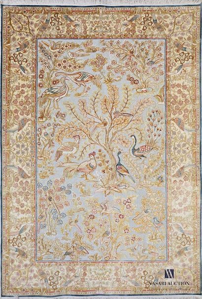 HEREKE

Silk carpet with a decoration in...