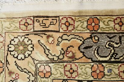 PERSE

Silk carpet decorated with a flowerpot...