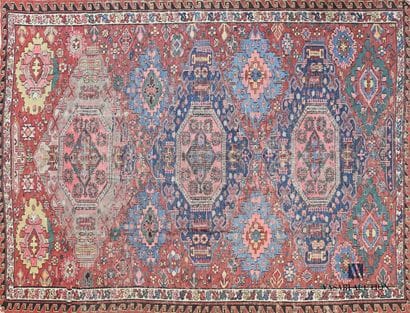 Wool carpet with medallion decoration in...