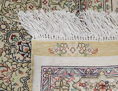 HEREKE

Silk carpet decorated with birds...