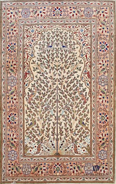 PERSE 

Silk carpet decorated in its center...