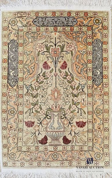 PERSE

Silk carpet decorated with a flowerpot...