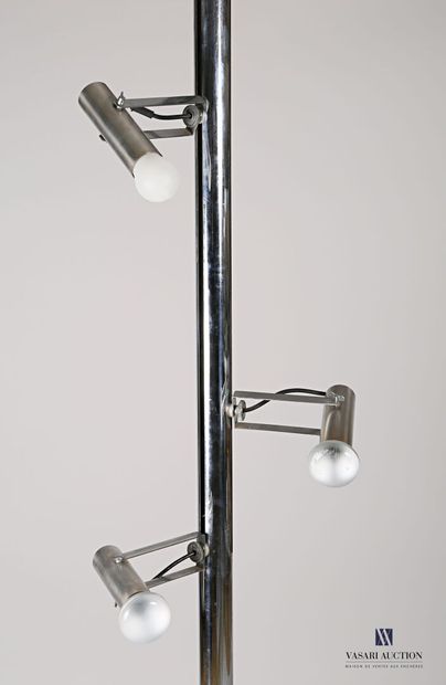 Lampadaire posant sur une base en marbre...