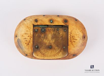 Snuffbox in horn of oblong shape with engraved...