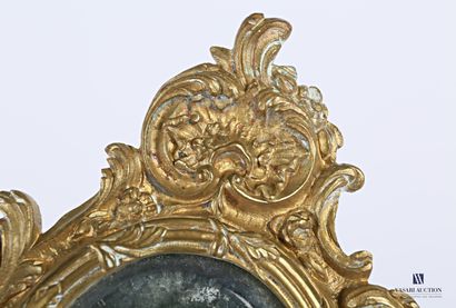 Face to hand in bronze, the bevelled oval...