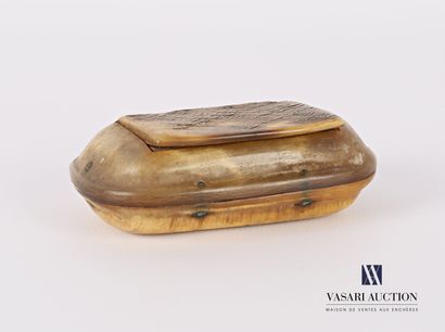 Snuffbox in horn of oblong shape, it opens...