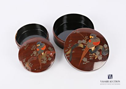 Deux boîtes de forme ronde en carton bouilli...