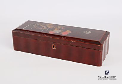 Rectangular glove box with slightly moving...