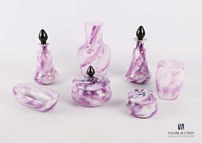 Nécessaire de toilette en verre à décor marmoréen...